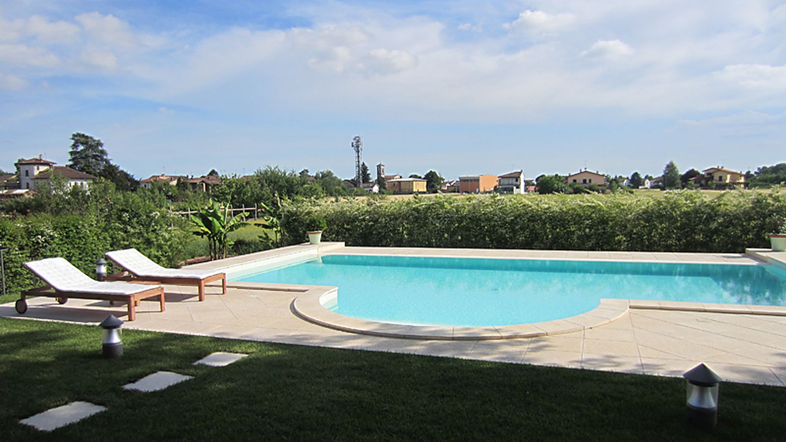 La piscina del Marinella B&B con lettini