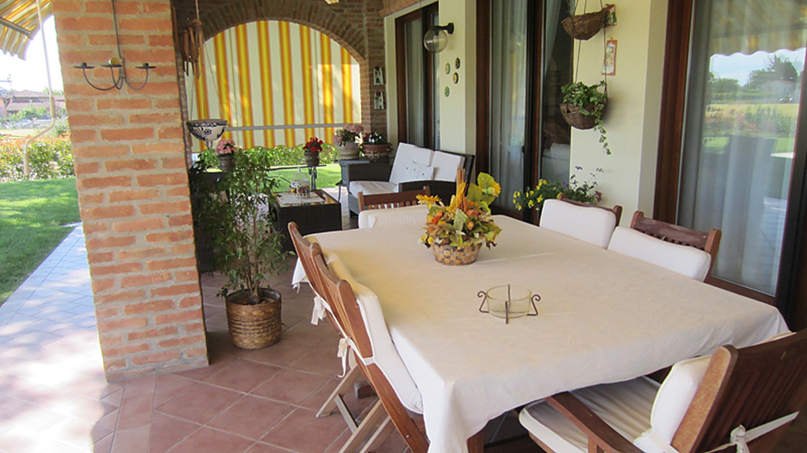 La veranda con la tavola della colazione