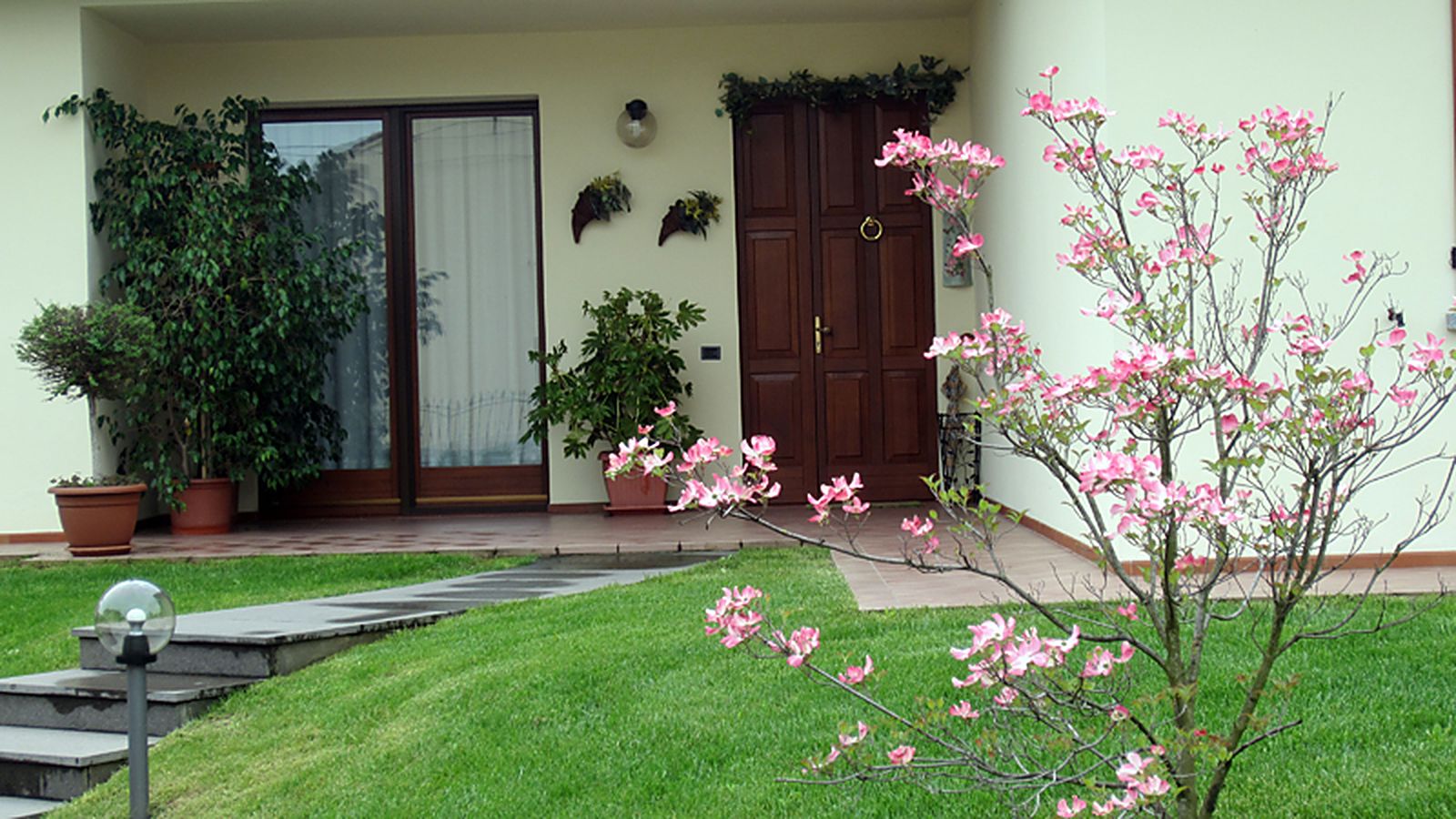 La casa e il giardino fiorito
