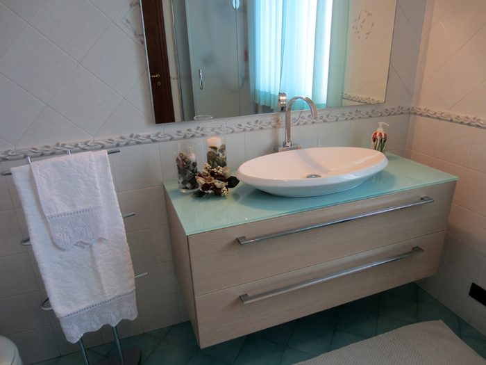 Bagno della Camera Luna con lavabo in marmo