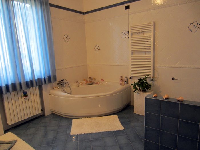Bagno della Camera Sole con vasca